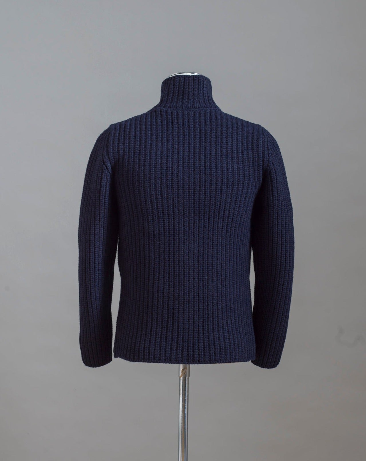 Heavy ribbed jacket made of 5-Ply Super Geelong wool. Geelong wool has as soft touch as cashmere, yet it is remarkably durable. Elegant, comfortable and practical wool quality, perfect for a chunky garment like this.  100% Geelong wool 3 Patch pockets 3 Buttons Mod.  10166/25028 Col. 598 / Navy Made i Italy