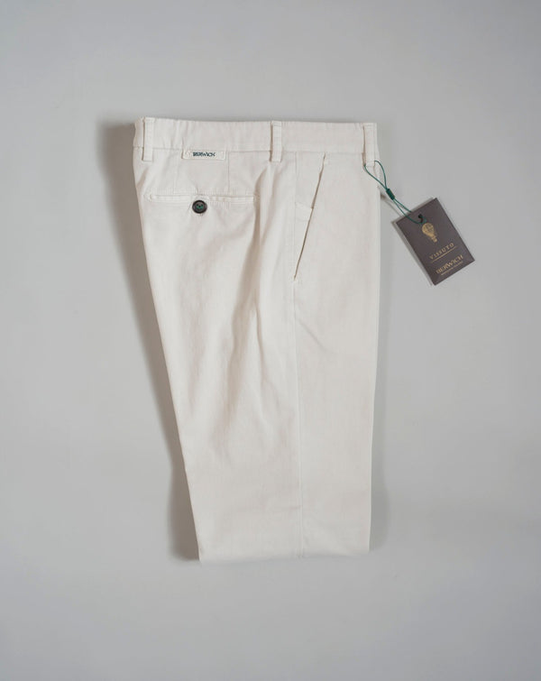 Slim fit Fits true to the size. If in doubt of your size, please contact us HERE 98% Cotton 2% Elastane Color: 802 latte / Off White Button closure with zippered fly Slanted front pockets and two back pockets Model: Morello  Article: xgab Made in Martina Franca, Italy This kind of cotton trouser are one of the corner stones of every man’s casual wardrobe, the slim fit chino. 