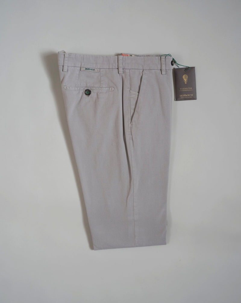 Slim fit Fits true to the size. If in doubt of your size, please contact us HERE 98% Cotton 2% Elastane Color:   701 Conza / Light Grey Button closure with zippered fly Slanted front pockets and two back pockets Model: Morello  Article: xgab Made in Martina Franca, Italy This kind of cotton trouser are one of the corner stones of every man’s casual wardrobe, the slim fit chino.