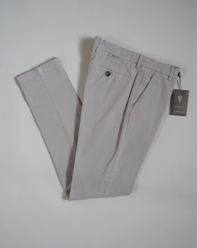 Slim fit Fits true to the size. If in doubt of your size, please contact us HERE 98% Cotton 2% Elastane Color:   701 Conza / Light Grey Button closure with zippered fly Slanted front pockets and two back pockets Model: Morello  Article: xgab Made in Martina Franca, Italy This kind of cotton trouser are one of the corner stones of every man’s casual wardrobe, the slim fit chino.