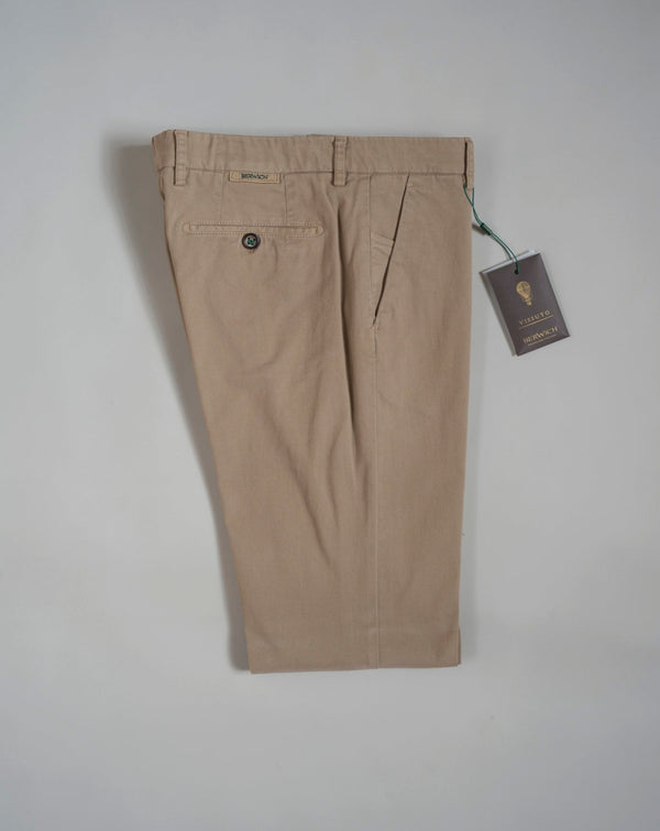 Slim fit Fits true to the size. If in doubt of your size, please contact us HERE 98% Cotton 2% Elastane Color:   199 Sabbia / Sand Button closure with zippered fly Slanted front pockets and two back pockets Model: Morello  Article: xgab Made in Martina Franca, Italy This kind of cotton trouser are one of the corner stones of every man’s casual wardrobe, the slim fit chino.