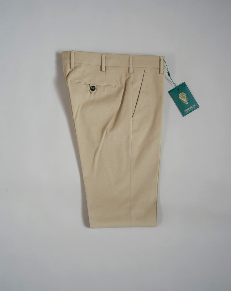 Morello slim fit chinos. A true corner stone of every man’s casual wardrobe. Combine with a smart blazer or a nice knit. Col. Beige 5cm turn up 98% Cotton 2% Elastan Art. ts1620x Mod. Morello Made in Martina Franca, Italy aw22 Berwich