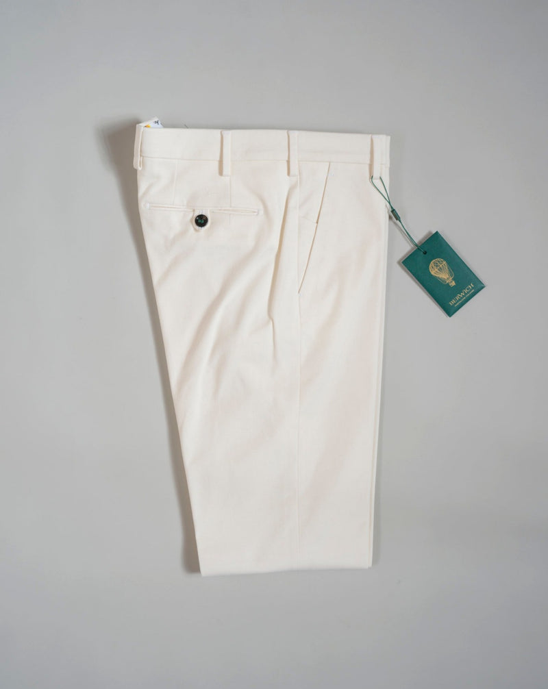 Morello slim fit chinos. A true corner stone of every man’s casual wardrobe. Combine with a smart blazer or a nice knit. Col. White 5cm turn up 98% Cotton 2% Elastan Art. ts1620x Mod. Morello Made in Martina Franca, Italy