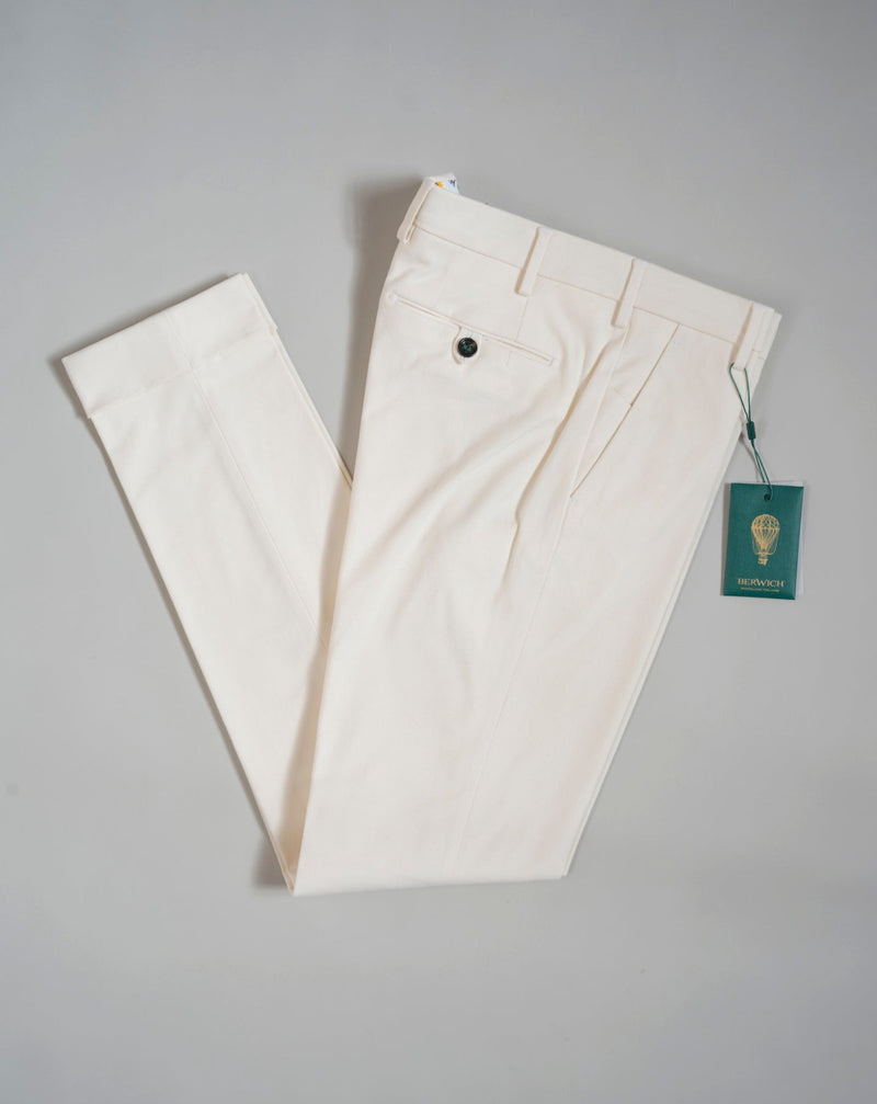 Morello slim fit chinos. A true corner stone of every man’s casual wardrobe. Combine with a smart blazer or a nice knit. Col. White 5cm turn up 98% Cotton 2% Elastan Art. ts1620x Mod. Morello Made in Martina Franca, Italy