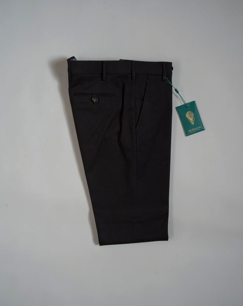 Morello slim fit chinos. A true corner stone of every man’s casual wardrobe. Combine with a smart blazer or a nice knit. Col. Black 5cm turn up 98% Cotton 2% Elastan Art. ts1620x Mod. Morello Made in Martina France, Italy aw22