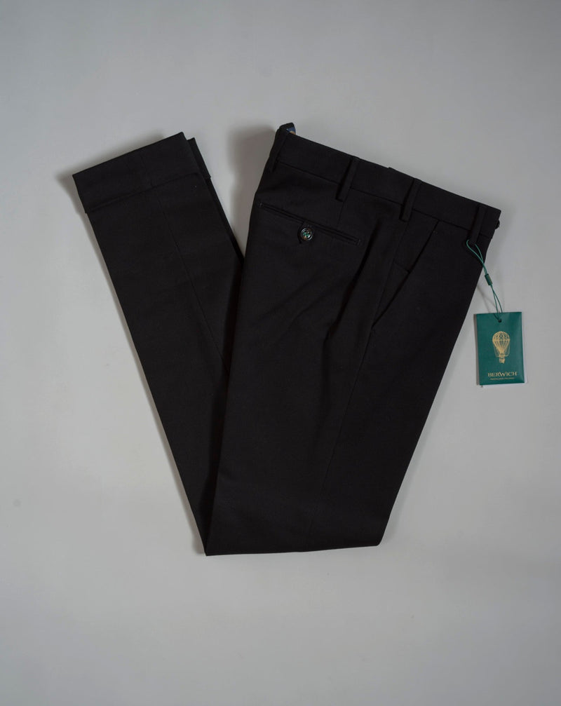 Morello slim fit chinos. A true corner stone of every man’s casual wardrobe. Combine with a smart blazer or a nice knit. Col. Black 5cm turn up 98% Cotton 2% Elastan Art. ts1620x Mod. Morello Made in Martina France, Italy aw22