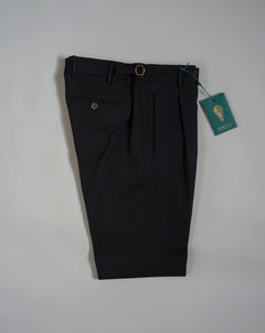 Berwich model Retrolong pants with 1 pleat in front and side adjusters. Very up-to-date and comfortable model; nicely roomy upper part and slim in the bottom. Color: Army Model: Retrolong Article: sb1201 70% Wool 30% Cotton. Natural stretch.  Made in Martina Franca, Italy