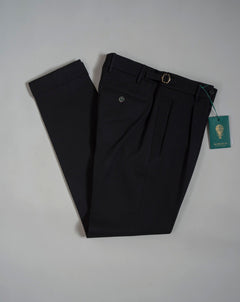 Berwich model Retrolong pants with 1 pleat in front and side adjusters. Very up-to-date and comfortable model; nicely roomy upper part and slim in the bottom. Color: Army Model: Retrolong Article: sb1201 70% Wool 30% Cotton. Natural stretch.  Made in Martina Franca, Italy