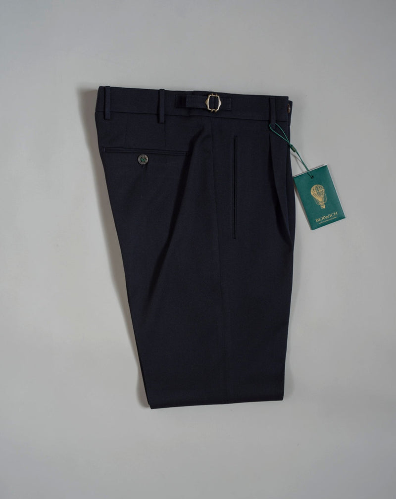 Berwich model Retrolong pants with 1 pleat in front and side adjusters. Very up-to-date and comfortable model; nicely roomy upper part and slim in the bottom. Color: Navy Model: Retrolong Article: sb1201 70% Wool 30% Cotton. Natural stretch.  Made in Martina Franca, Italy