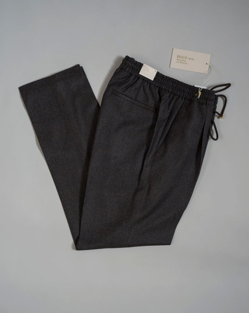 Wool flannel drawstring trousers by Briglia 1949. Next level comfort and style in one package. Fits true to the size. If in doubt of your size, please contact us HERE Single pleat 100% Wool  Drawstring Slanted side pockets 2 back pockets Plain hem Model: Wimbledons Art: 422129 Col: 00056 / Brown Melangé Made in Naples, Italy