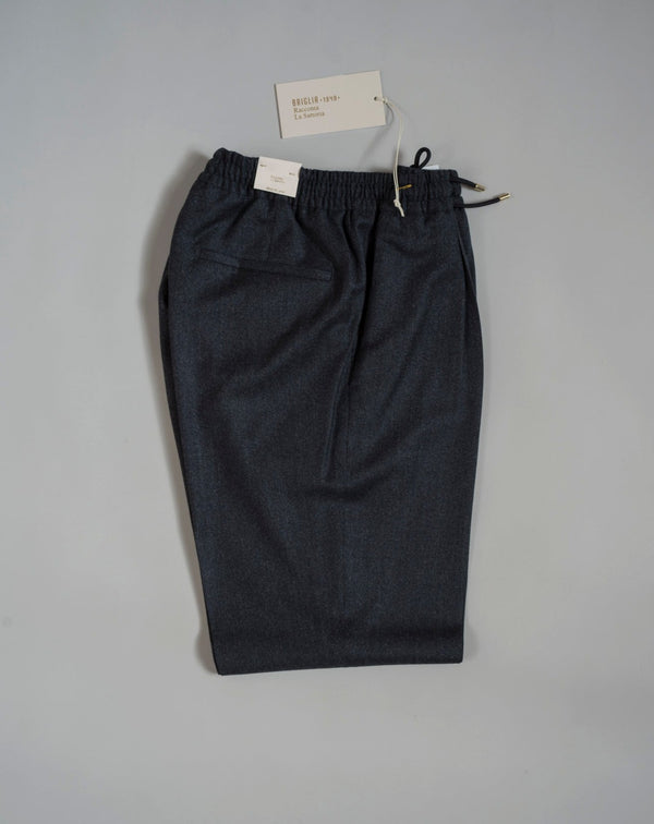 Wool flannel drawstring trousers by Briglia 1949. Next level comfort and style in one package. Fits true to the size. If in doubt of your size, please contact us HERE Single pleat 100% Wool  Drawstring Slanted side pockets 2 back pockets Plain hem Model: Wimbledons Art: 422129 Col: 00090 / Dark Grey Made in Naples, Italy