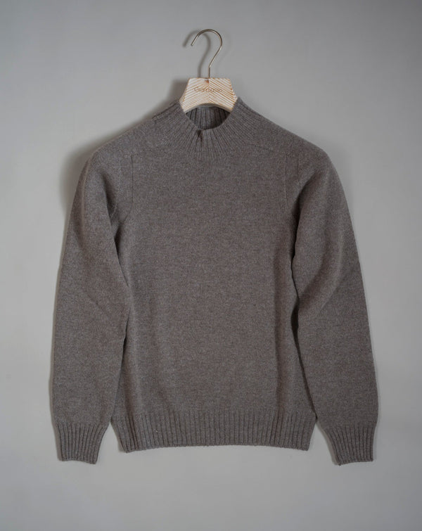Gran Sasso turtle neck, also known as mock neck, made of Brushed Geelong wool. The fibre of this material is brushed 4 times to give it extra soft touch and warm, wooly feeling.  Art. 24171/25024 Vintage Wash Col. 017 / Taupe 100% Brushed Geelong wool Made in Italy