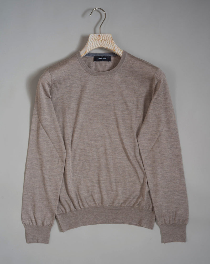 18 gauges cashmere and silk crew neck sweater. A thin, soft and precious garment to keep as an anchor piece in your everyday wardrobe essentials.  70% Cashmere 30% Silk Crew neck Article: 43167/15390 Color: 020 / Sand Made in Italy