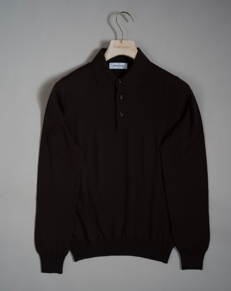 Gran Sasso long sleeved  extra fine merino polo sweater. Classic piece for every man´s wardrobe.   100% Merino wool Article: 55112/14290 3 buttons in front Color: 195 / Dark Brown Made in Italy