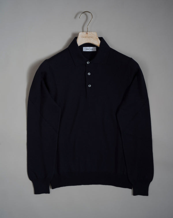 Gran Sasso long sleeved  extra fine merino polo sweater. Classic piece for every man´s wardrobe.   100% Merino wool Article: 55112/14290 3 buttons in front Color: 598 / Navy blue Made in Italy