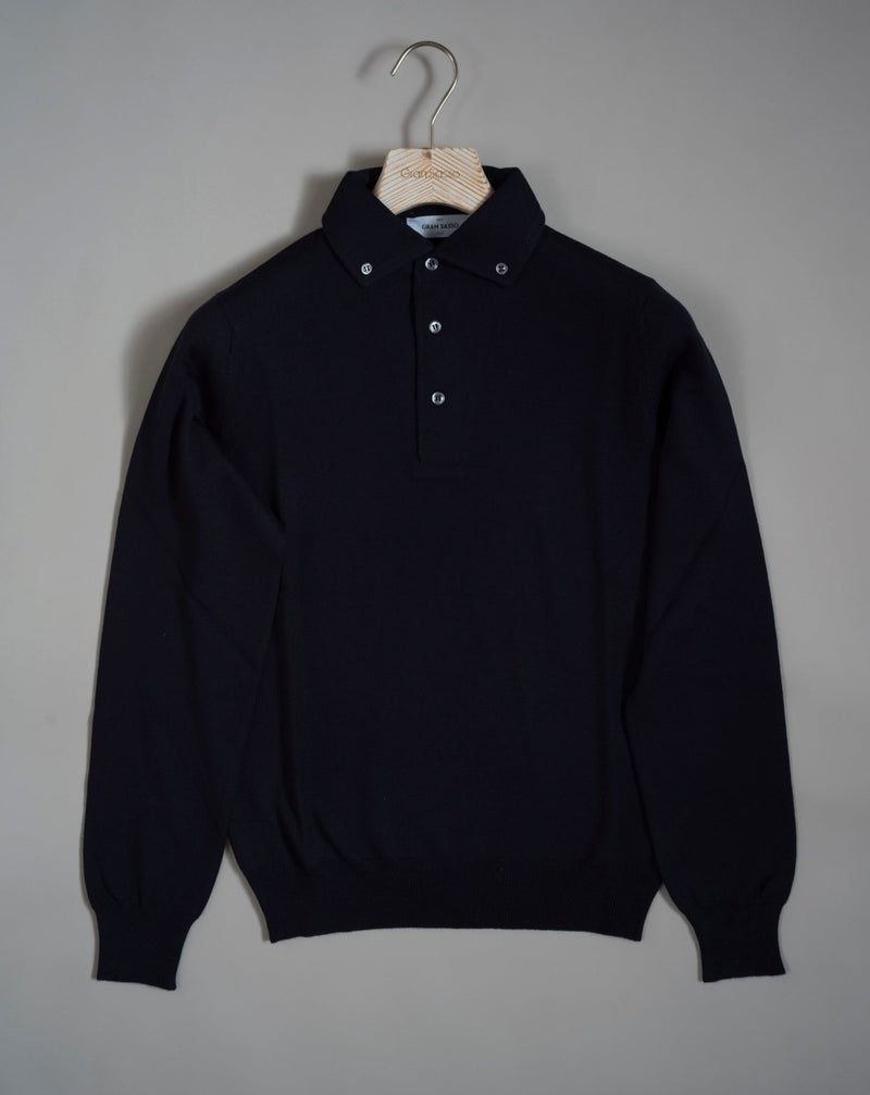 Gran Sasso merino wool button-down polo shirt. More dressed up than crew neck knit and more relaxed than dress shirt! Perfect to wear under your tailored goods for a relaxed touch. Art.57163/14293 Mod. Polo Col. 598 / Navy 100% Extrafine Merino
