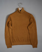 Gran Sasso Vintage Merino wool knit. Wear also under a blazer for a relaxed autumn feeling. This knit has been garment dyed to achieve nice vintage look. This means it has more vivid compared to yarn dyed knitwear.  Roll Neck 100% merino wool Vintage washed (garment dyed) Ribbed hem and cuffs Fashion fit Article:   23197/31712 Colore: 334 / Gold Made in Italy