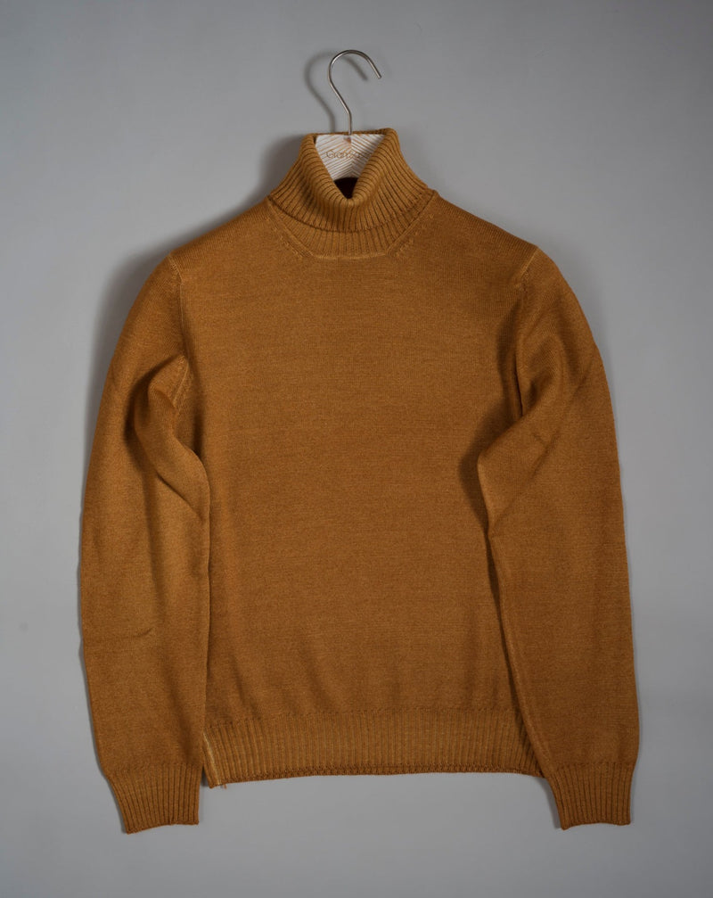 Gran Sasso Vintage Merino wool knit. Wear also under a blazer for a relaxed autumn feeling. This knit has been garment dyed to achieve nice vintage look. This means it has more vivid compared to yarn dyed knitwear.  Roll Neck 100% merino wool Vintage washed (garment dyed) Ribbed hem and cuffs Fashion fit Article:   23197/31712 Colore: 334 / Gold Made in Italy