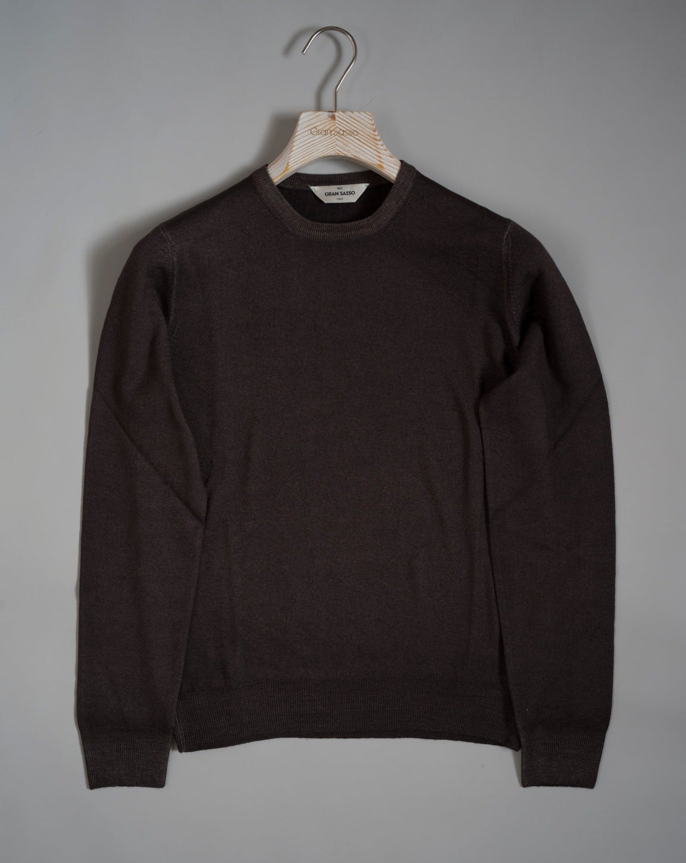 Gran Sasso Vintage merino wool knit. It has been garment dyed to achieve nice vintage look. This means it has more vivid compared to yarn dyed knitwear.   Vintage Merino is a core quality in our Gran Sasso collection. We offer a lighter quality for spring/summer and heavier for autumn/ winter season.   Crew neck 100% merino wool Vintage washed (garment dyed) Ribbed hem and cuffs Fashion fit Article: 55167/22792 Colore:   308 / Brown Made in Italy