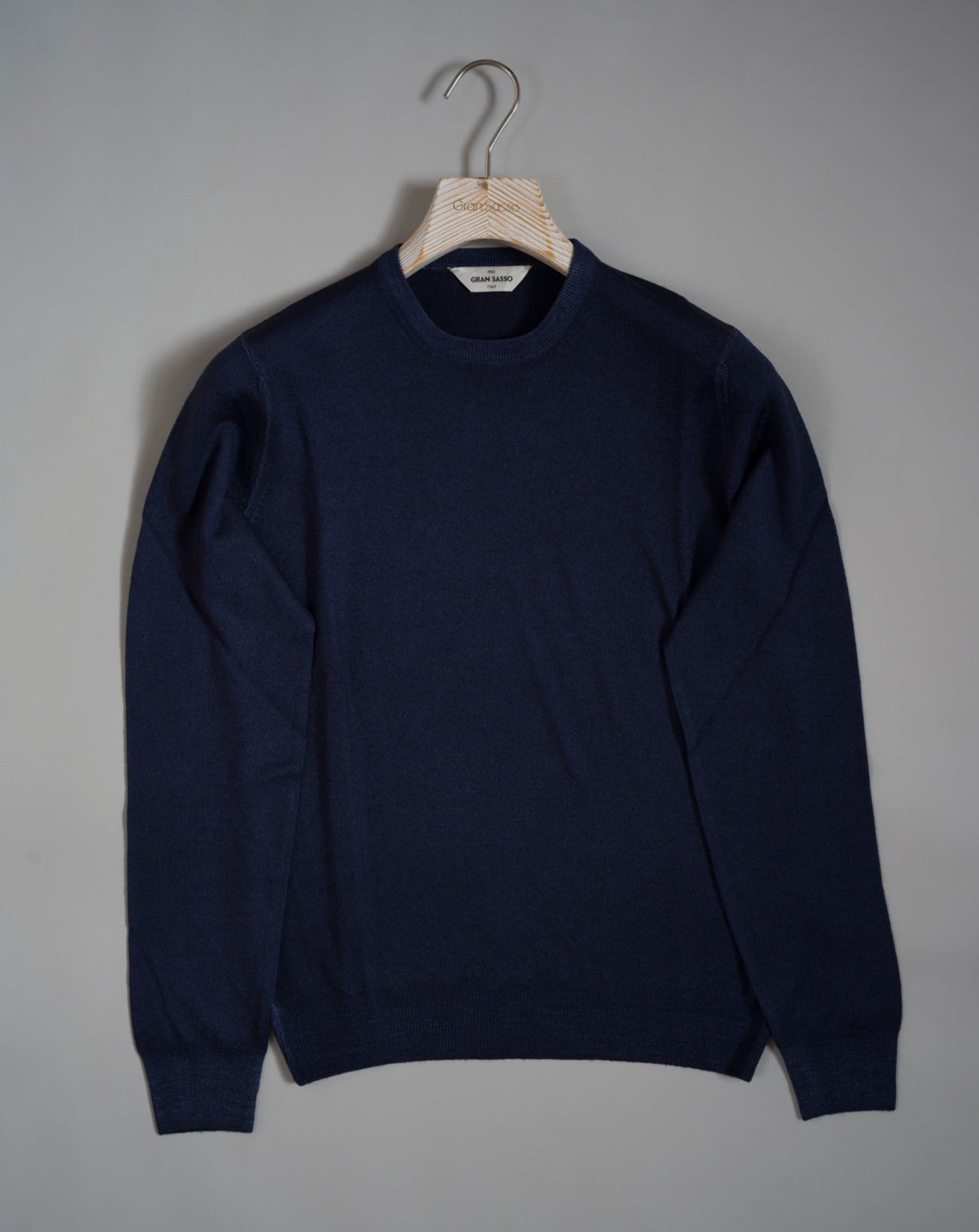 Gran Sasso Vintage merino wool knit. It has been garment dyed to achieve nice vintage look. This means it has more vivid compared to yarn dyed knitwear.   Vintage Merino is a core quality in our Gran Sasso collection. We offer a lighter quality for spring/summer and heavier for autumn/ winter season.   Crew neck 100% merino wool Vintage washed (garment dyed) Ribbed hem and cuffs Fashion fit Article: 55167/22792 Colore:   905 / Navy Made in Italy