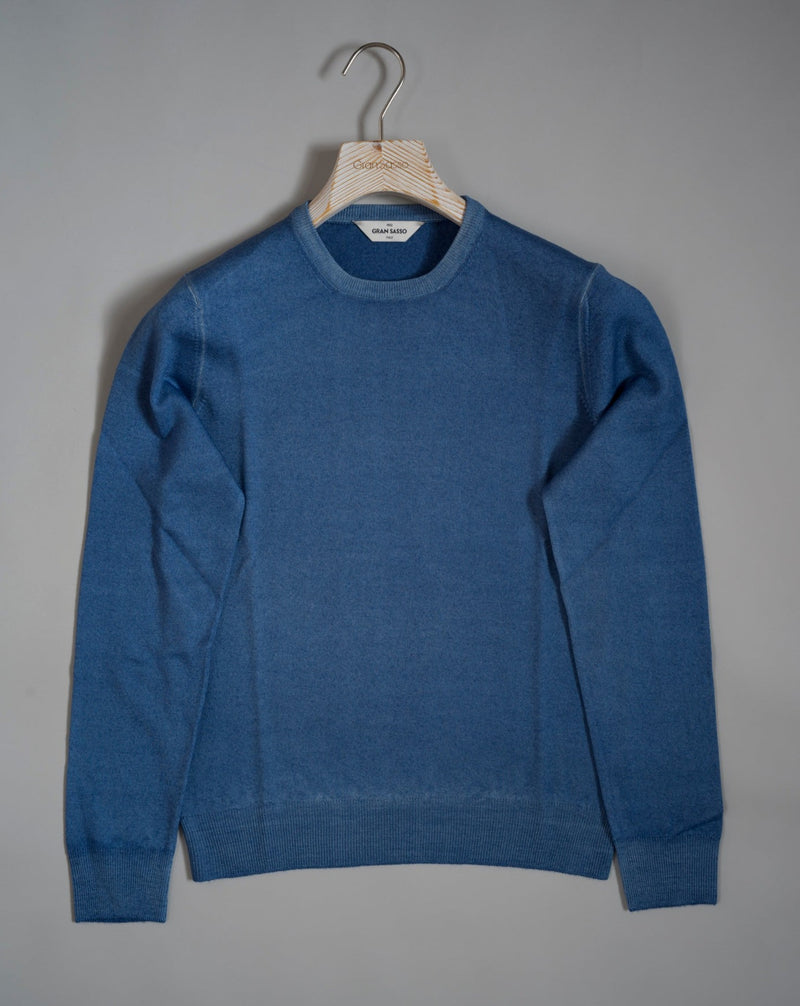 Gran Sasso Vintage merino wool knit. It has been garment dyed to achieve nice vintage look. This means it has more vivid compared to yarn dyed knitwear.   Vintage Merino is a core quality in our Gran Sasso collection. We offer a lighter quality for spring/summer and heavier for autumn/ winter season.   Crew neck 100% merino wool Vintage washed (garment dyed) Ribbed hem and cuffs Fashion fit Article: 55167/22792 Colore:   135 / Blue Made in Italy