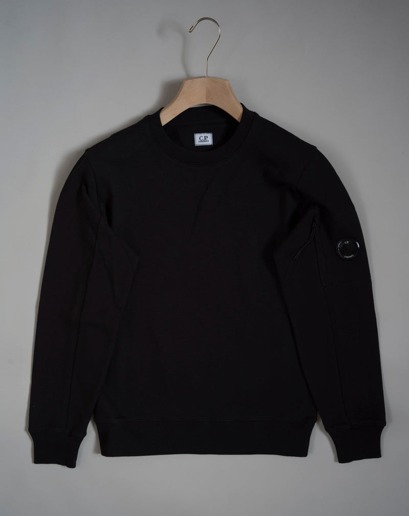 C.P. Company's classic men's sweatshirt, cut with a snug crew neck collar, ribbed trims and a secure zippered sleeve pocket featuring the C.P. Company Lens detail.   CP COMPANY 100% cotton 132CMSS022A 005086W SWEATSHIRTS - CREW NECK 999 BLACK