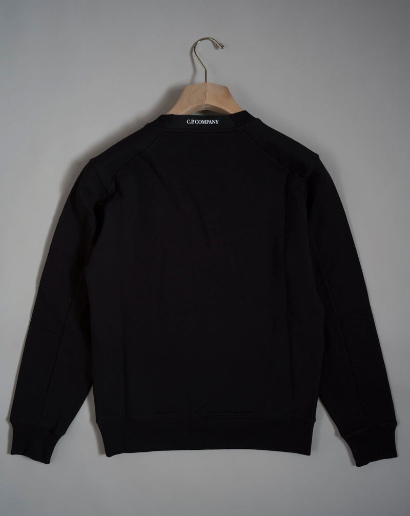 C.P. Company's classic men's sweatshirt, cut with a snug crew neck collar, ribbed trims and a secure zippered sleeve pocket featuring the C.P. Company Lens detail.   CP COMPANY 100% cotton 132CMSS022A 005086W SWEATSHIRTS - CREW NECK 999 BLACK