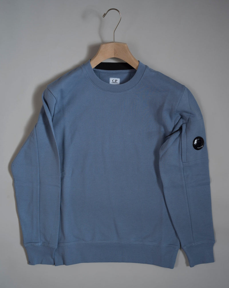 C.P. Company's classic men's sweatshirt, cut with a snug crew neck collar, ribbed trims and a secure zippered sleeve pocket featuring the C.P. Company Lens detail.   CP COMPANY 100% cotton 132CMSS022A 005086W SWEATSHIRTS - CREW NECK 843 Dusty Light Blue