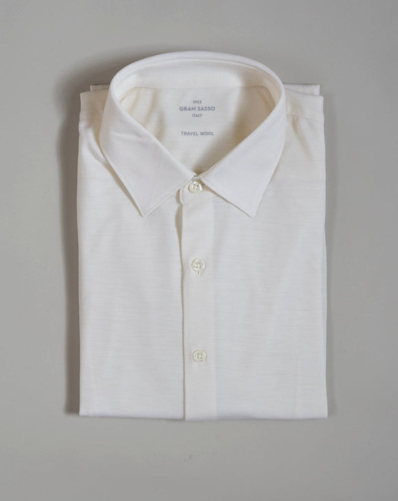 Gran Sasso Travel Wool full buttoned shirt. Travel Wool is a machine-washable and tumbler-dry extra-fine merino yarn, stain-resistant with eco-idro treatment and, thanks to the tight and narrow weave of the yarn, it is extremely resistant to wear and pilling.  Long Sleeves Full buttoned 100% Merino Travel wool Art.  60122/69001 Col. 001 /  Off White Made in Italy