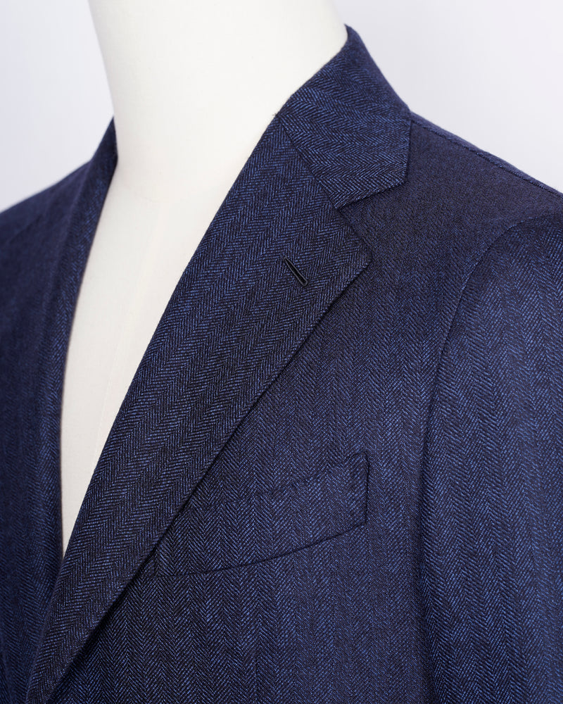 caruso full canvas Fully lined Unconstructed shoulder 3 roll 2 buttoning Side vents Notch lapel Patch pockets Composition: 100% wool Color: Blue melangé Modello: Aida / ASM2JM304F Article: 500382 Colore: 0150 Made in Italy