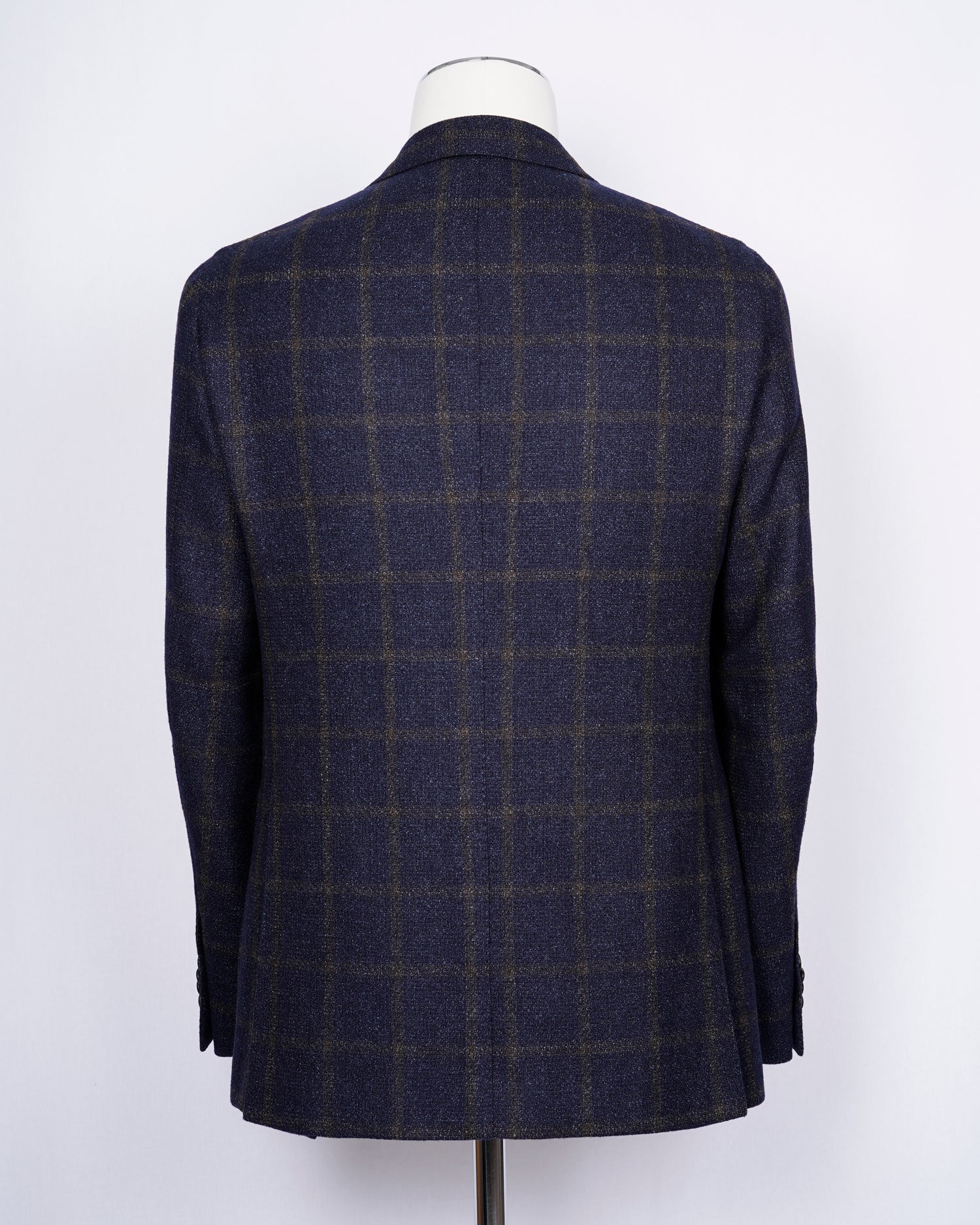 caruso full canvas Fully lined Unconstructed shoulder 3 roll 2 buttoning Side vents Notch lapel Patch pockets Composition: 72% wool, 25%coton, 3% cashmere Color: Navy and Brown Modello: Aida / ASM2JM304F Article: 505179 Colore: 0120 Made in Italy