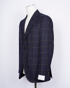 caruso full canvas Fully lined Unconstructed shoulder 3 roll 2 buttoning Side vents Notch lapel Patch pockets Composition: 72% wool, 25%coton, 3% cashmere Color: Navy and Brown Modello: Aida / ASM2JM304F Article: 505179 Colore: 0120 Made in Italy