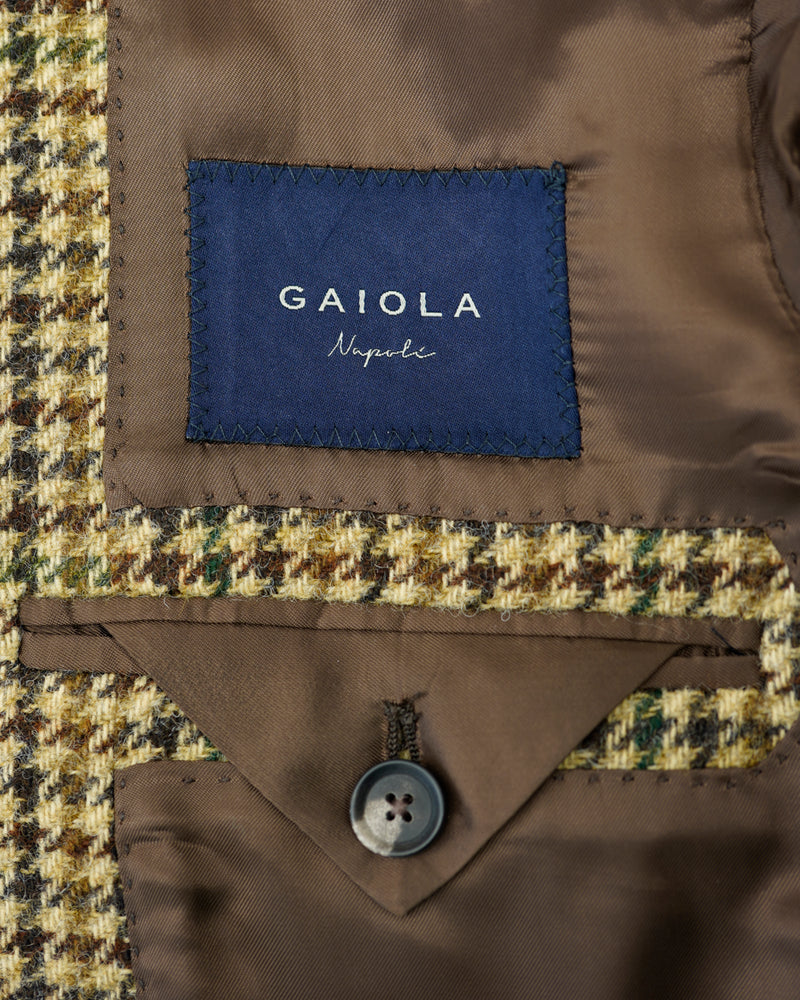 Lovely tweed jacket by Gaiola Napoli. Soft shoulders and comfortable fit like only Naepolitans can do. Here you have the best of both worlds - sharp look and super comfortable fit.  Fully lined Unconstructed shoulder 3 roll 2  Buttoning Side vents Notch lapel Patch pockets Composition: 100% wool Lining: 100% CU Color: Beige / Brown / Green Linea: Gaiola Modello: GJ02 Article: TW21255F/422 Colore: 422 Made in Naples, Italy