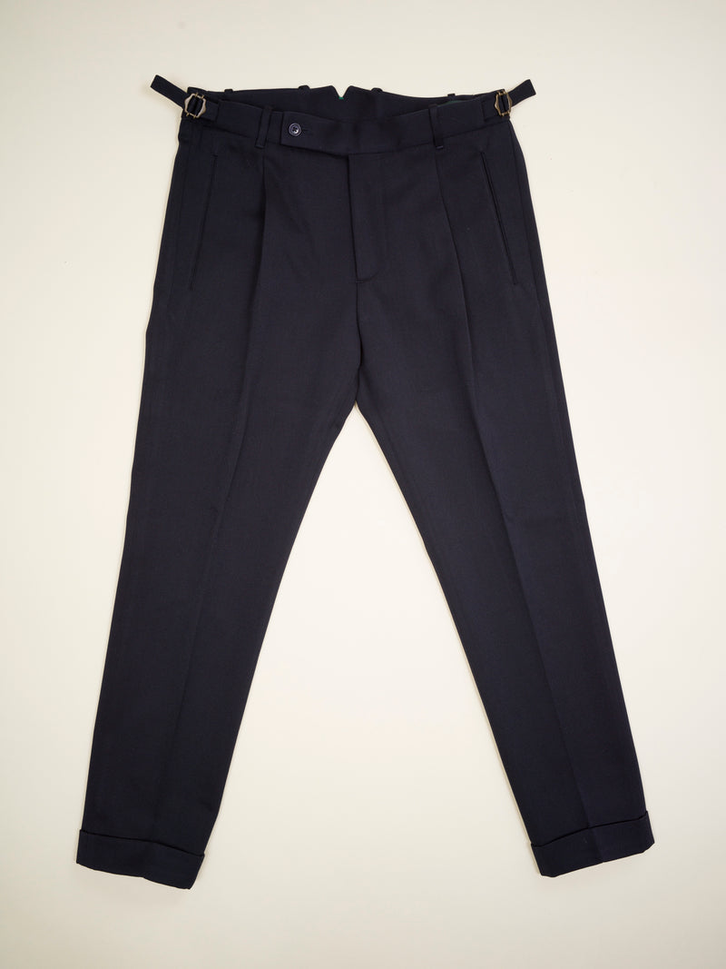 Berwich model Retro pants with 1 pleat in front and side adjusters. Very up-to-date and comfortable carrot model; nicely roomy upper part and slim in the bottom. Color: Navy Model: Retro Article: sb1201 Made in Martina Franca, Italy