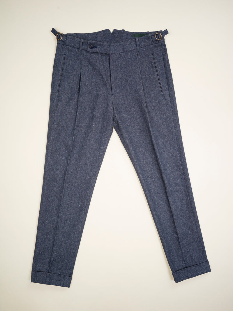 Berwich pants with 1 pleat in front and side adjusters crafted in Loro Pianas Denim Flower® denim. Very up-to-date and comfortable carrot model; nicely roomy upper part and slim in the bottom. Fits true to the size. If in doubt of your size, please contact us HERE 100% Californian Cotton. Loro Piana Denim Flower® Color: Denim blue Model: Retro Article: lp7004 Made in Martina Franca, Italy