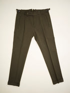 Berwich model Retro pants with 1 pleat in front and side adjusters. Very up-to-date and comfortable carrot model; nicely roomy upper part and slim in the bottom. Color: Green Model: Retro Article: sb1201 Made in Martina Franca, Italy