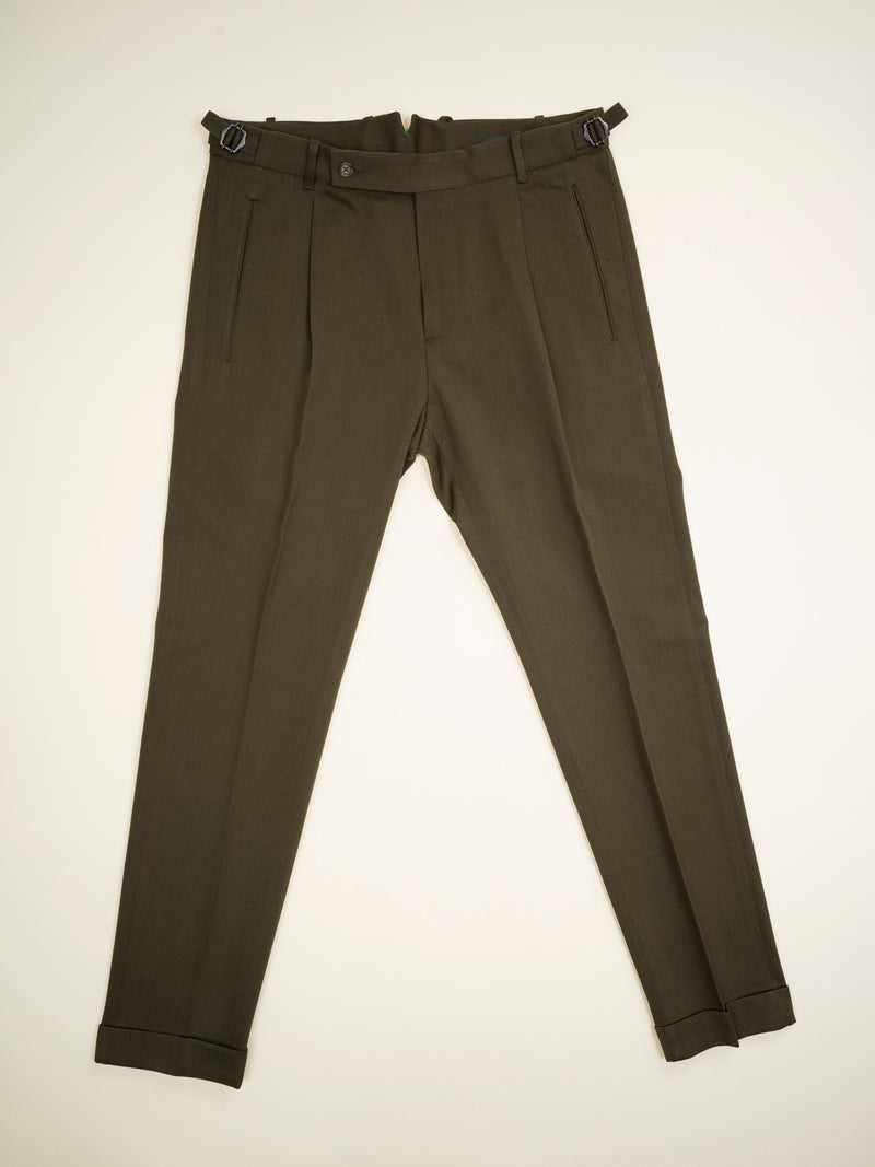Berwich model Retro pants with 1 pleat in front and side adjusters. Very up-to-date and comfortable carrot model; nicely roomy upper part and slim in the bottom. Color: Green Model: Retro Article: sb1201 Made in Martina Franca, Italy