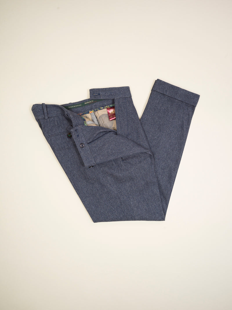 Berwich pants with 1 pleat in front and side adjusters crafted in Loro Pianas Denim Flower® denim. Very up-to-date and comfortable carrot model; nicely roomy upper part and slim in the bottom. Fits true to the size. If in doubt of your size, please contact us HERE 100% Californian Cotton. Loro Piana Denim Flower® Color: Denim blue Model: Retro Article: lp7004 Made in Martina Franca, Italy