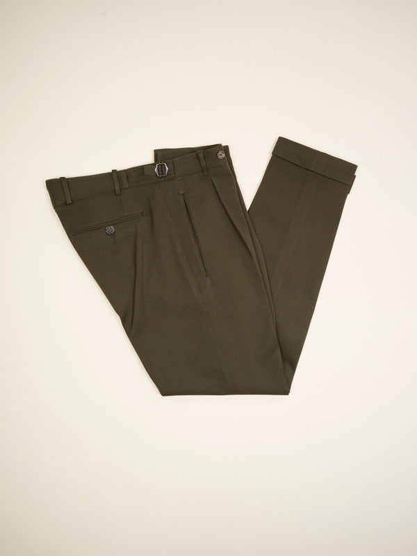 Berwich model Retro pants with 1 pleat in front and side adjusters. Very up-to-date and comfortable carrot model; nicely roomy upper part and slim in the bottom. Color: Green Model: Retro Article: sb1201 Made in Martina Franca, Italy