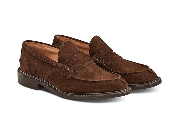 Tricker’s classic step in Penny loafer combines comfort with quiet confidence. In chocolate Repello suede with storm welt, leather uppers and linings for even greater refinement, channelled and stitched leather sole. Tricker's James Suede Penny Loafer / Chocolate