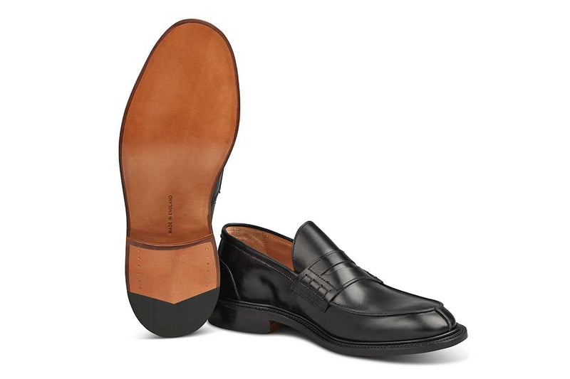 Tricker’s classic step in Penny loafer combines comfort with quiet confidence. In black calf with storm welt, leather uppers and linings for even greater refinement, channelled and stitched leather sole. Tricker's James Penny Loafer / Black