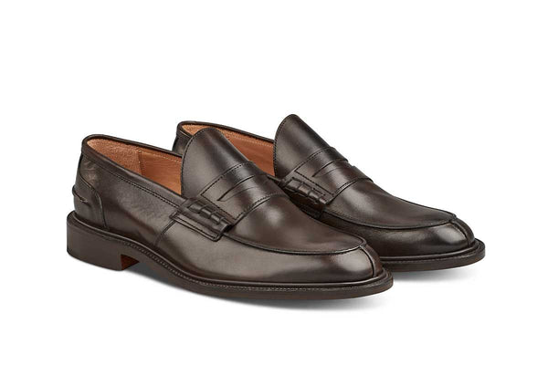 Tricker’s classic step in Penny loafer combines comfort with quiet confidence. In Espresso with Brown storm welt, leather uppers and linings for even greater refinement, channelled and stitched leather sole. Tricker's James Penny Loafer / Espresso