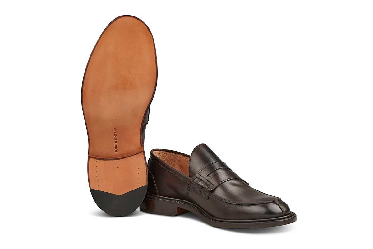 Tricker’s classic step in Penny loafer combines comfort with quiet confidence. In Espresso with Brown storm welt, leather uppers and linings for even greater refinement, channelled and stitched leather sole. Tricker's James Penny Loafer / Espresso
