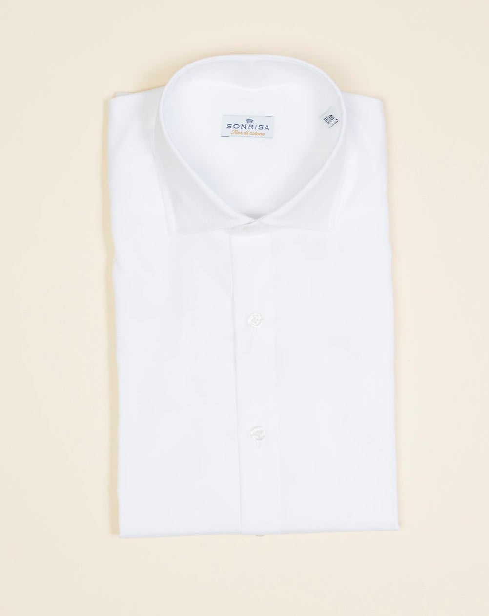 We think this kind of garments represent modern tailoring very well. They honor classic styles and lines, but they are made to be super comfortable and practical.   100% cotton Semi cutaway collar Single cuffs Removable collar bones Model. FIOR9 Article. M260 Color. 01 / White