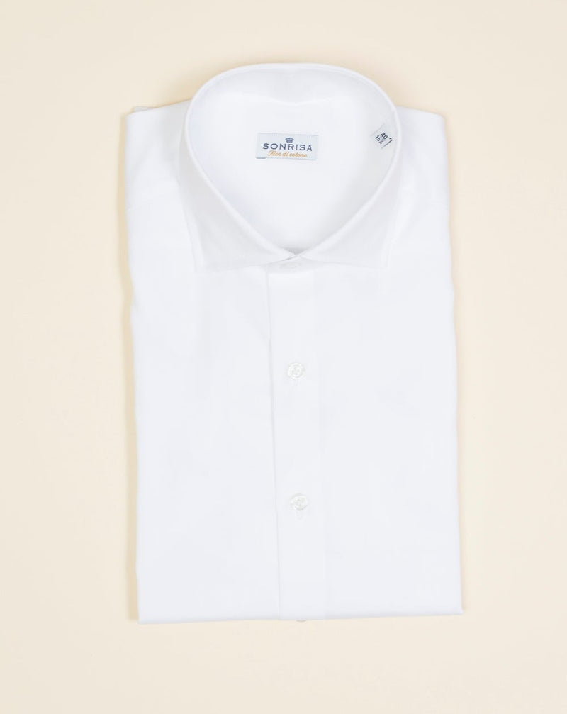 We think this kind of garments represent modern tailoring very well. They honor classic styles and lines, but they are made to be super comfortable and practical.   100% cotton Semi cutaway collar Single cuffs Removable collar bones Model. FIOR9 Article. M260 Color. 01 / White