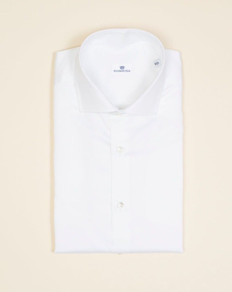 We think this kind of garments represent modern tailoring very well. They honor classic styles and lines, but they are made to be super comfortable and practical.   100% cotton Semi cutaway collar Single cuffs Removable collar bones Model. 19 Article. M256 Color. 01 / White