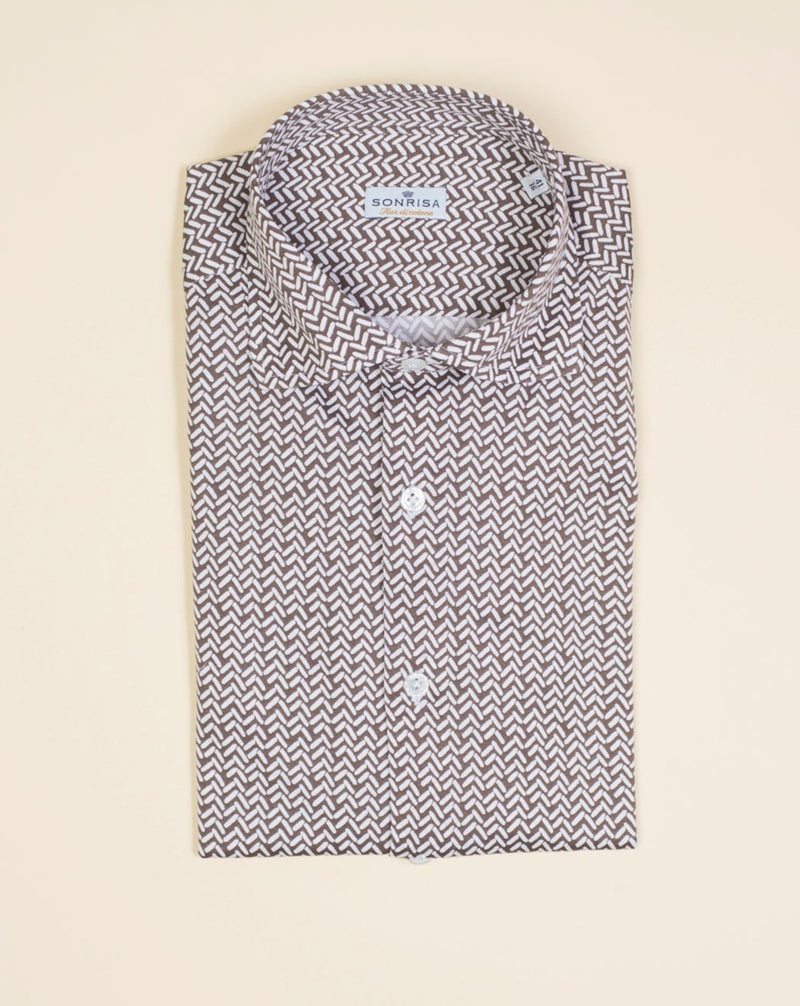 Jersey shirts are very comfortable and this shirt makes no exemption. It looks like dress shirt and feels like knitwear. We think this kind of garments represent modern tailoring very well. They honor classic styles and lines, but they are made to be super comfortable and practical.   100% cotton Semi cutaway collar Single cuffs Removable collar bones Model. FJ15 Article. J913 Color. 01 / White and Brown