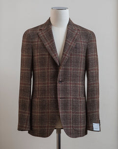 Caruso blazer impeccably tailored in Soragna, Parma, Italy. Stunning lightness and ease of movement without losing the classic tailored elegance. These are some of the ingredients that make Italian tailoring world famous and you can find it all in Caruso garments.  Beautiful handmade detailing and naturally with a full canvas structure inside.  CARUSO Blazer Model Tosca Art. 506718 BF2CM304A Col. 05 / Red/Brown 66% wool, 31% linen & 3% cashmere 2 Patch Pockets Side vents Half Lined Regular fit