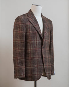 Caruso blazer impeccably tailored in Soragna, Parma, Italy. Stunning lightness and ease of movement without losing the classic tailored elegance. These are some of the ingredients that make Italian tailoring world famous and you can find it all in Caruso garments.  Beautiful handmade detailing and naturally with a full canvas structure inside.  CARUSO Blazer Model Tosca Art. 506718 BF2CM304A Col. 05 / Red/Brown 66% wool, 31% linen & 3% cashmere 2 Patch Pockets Side vents Half Lined Regular fit