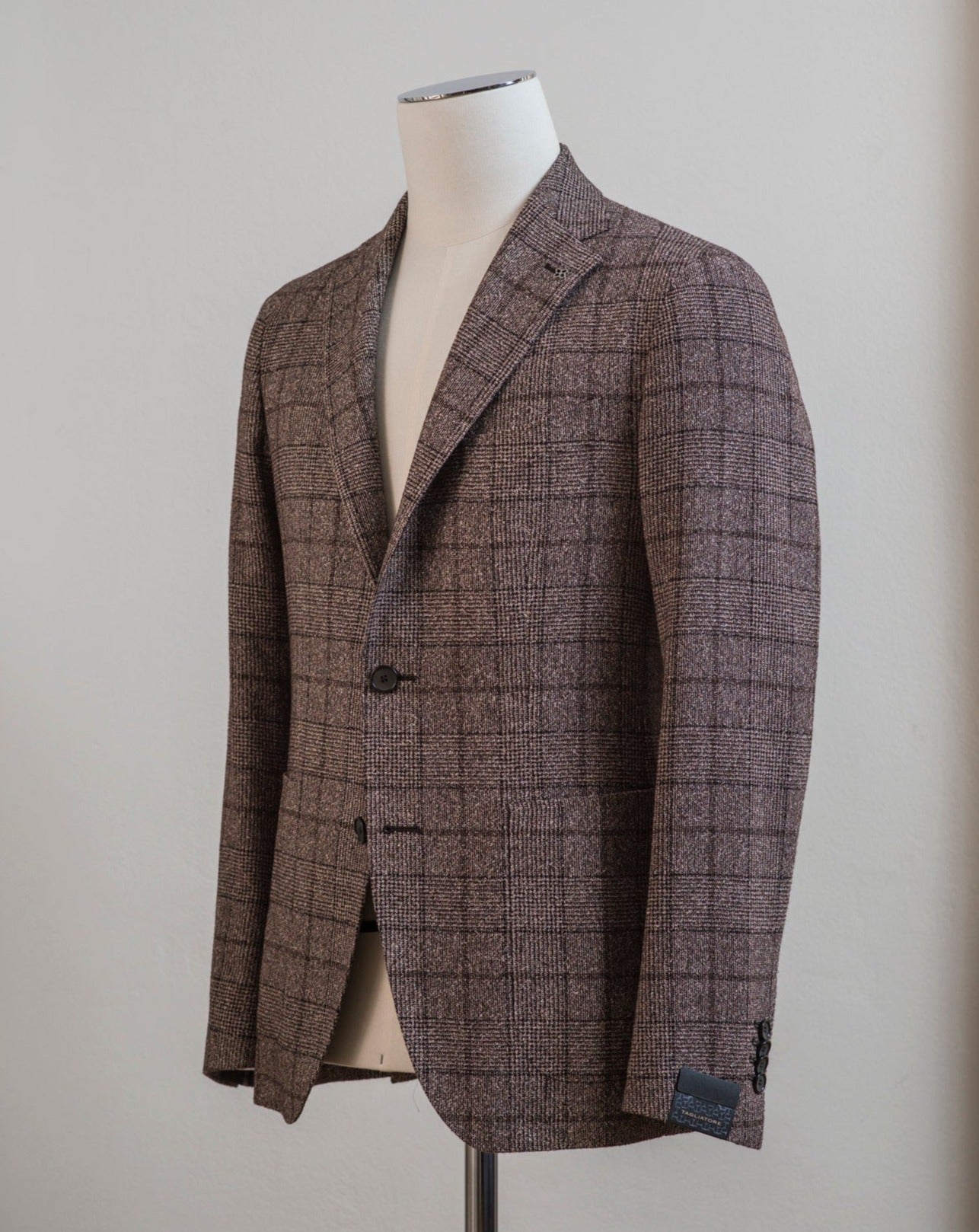 Tagliatore jacket with a easy to combine brown checkered look.  You can find the measurement chart for Tagliatore HERE  Slim fit. Take your normal size.  If in doubt about your size, please contact us HERE Unlined Unconstructed shoulder 2 Buttons Side vents Notch lapel Patch pockets Composition: 50% viscose / 33% wool / 17% polyamide Modello: 1SMC22K Article: 120058 W Colore:T301 Made in Italy